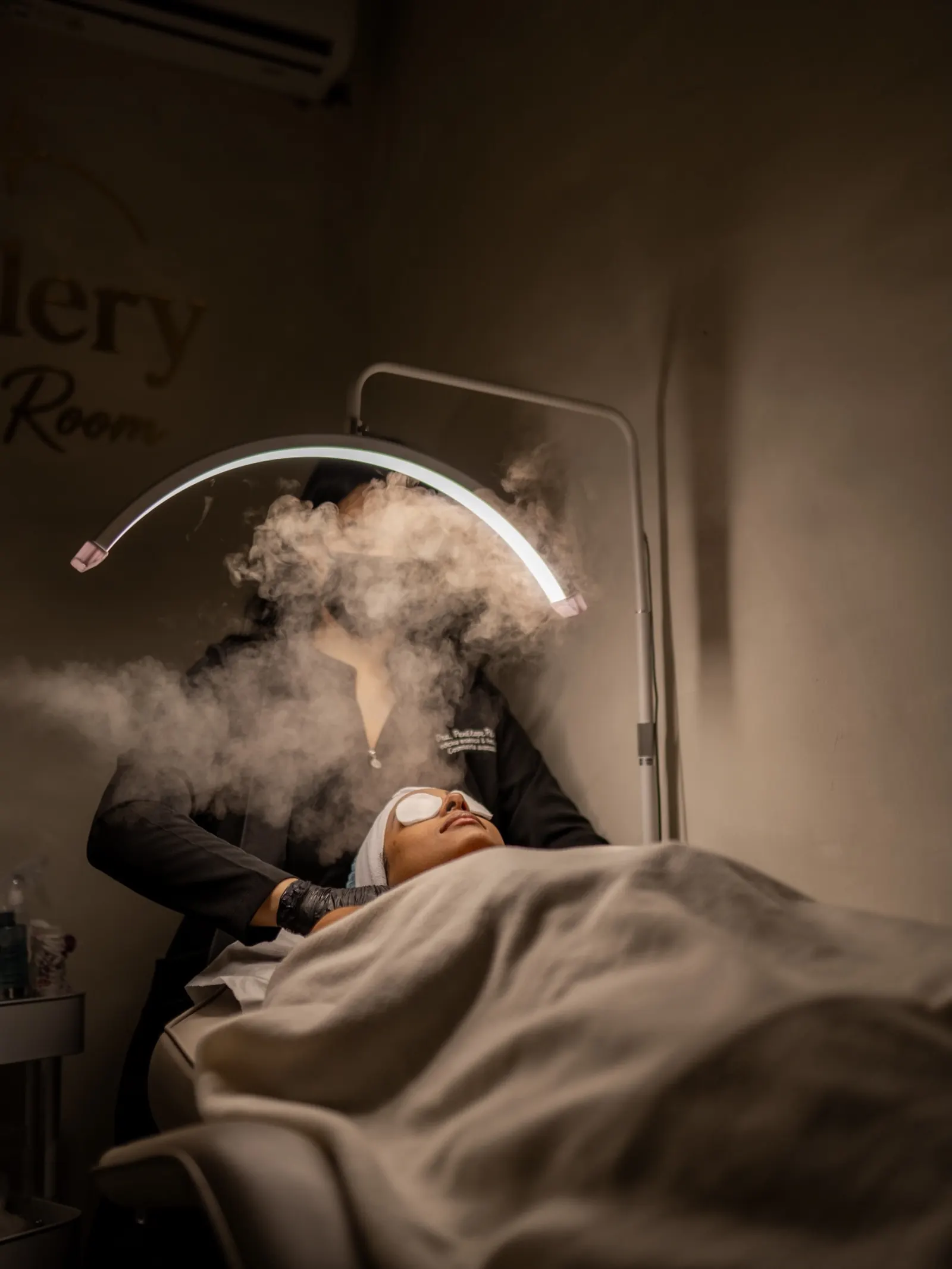 Vapor y lámpara en un tratamiento facial en Gallery Glow Room