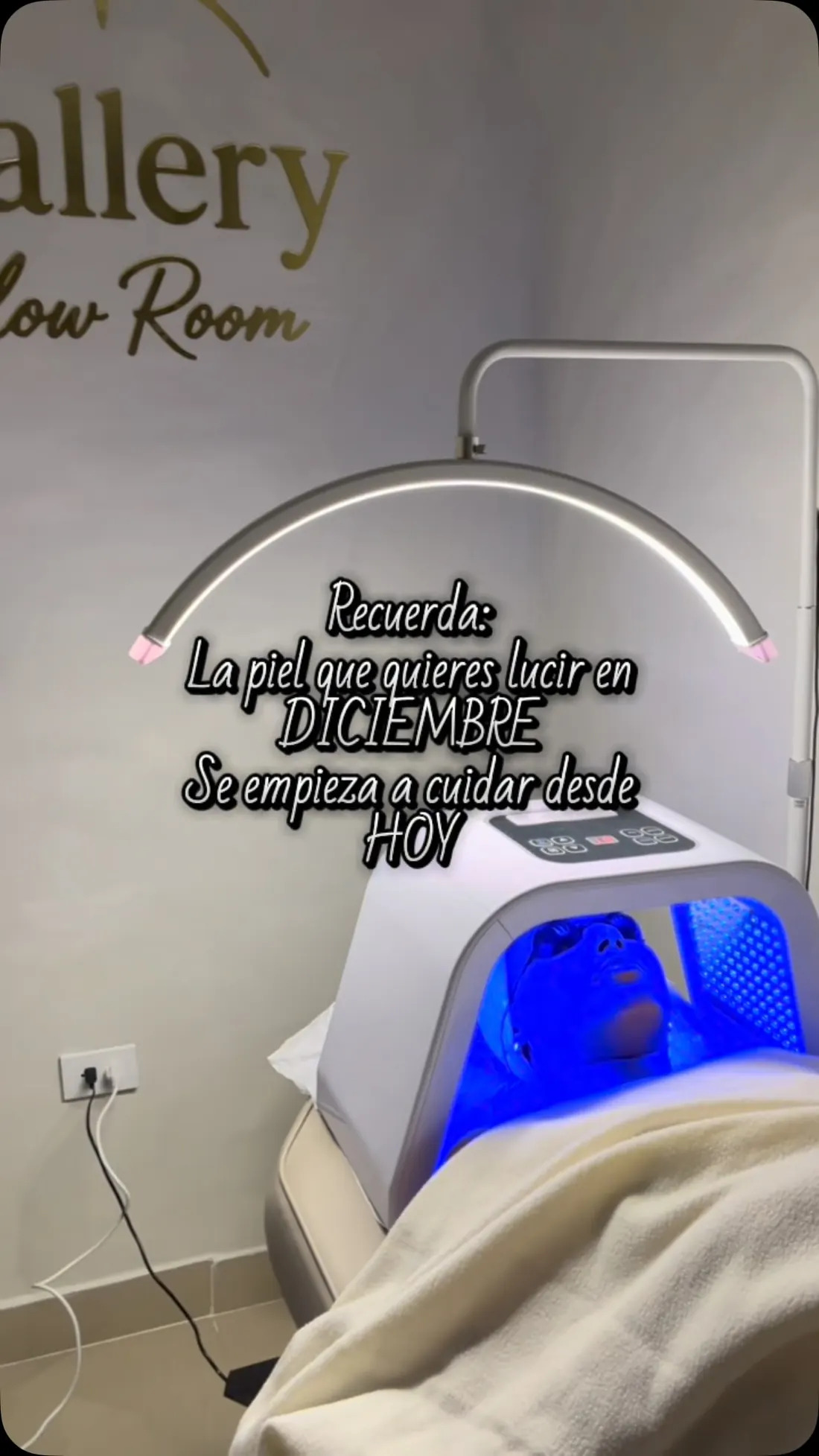 Terapia LED azul bajo el letrero de Gallery Glow Room
