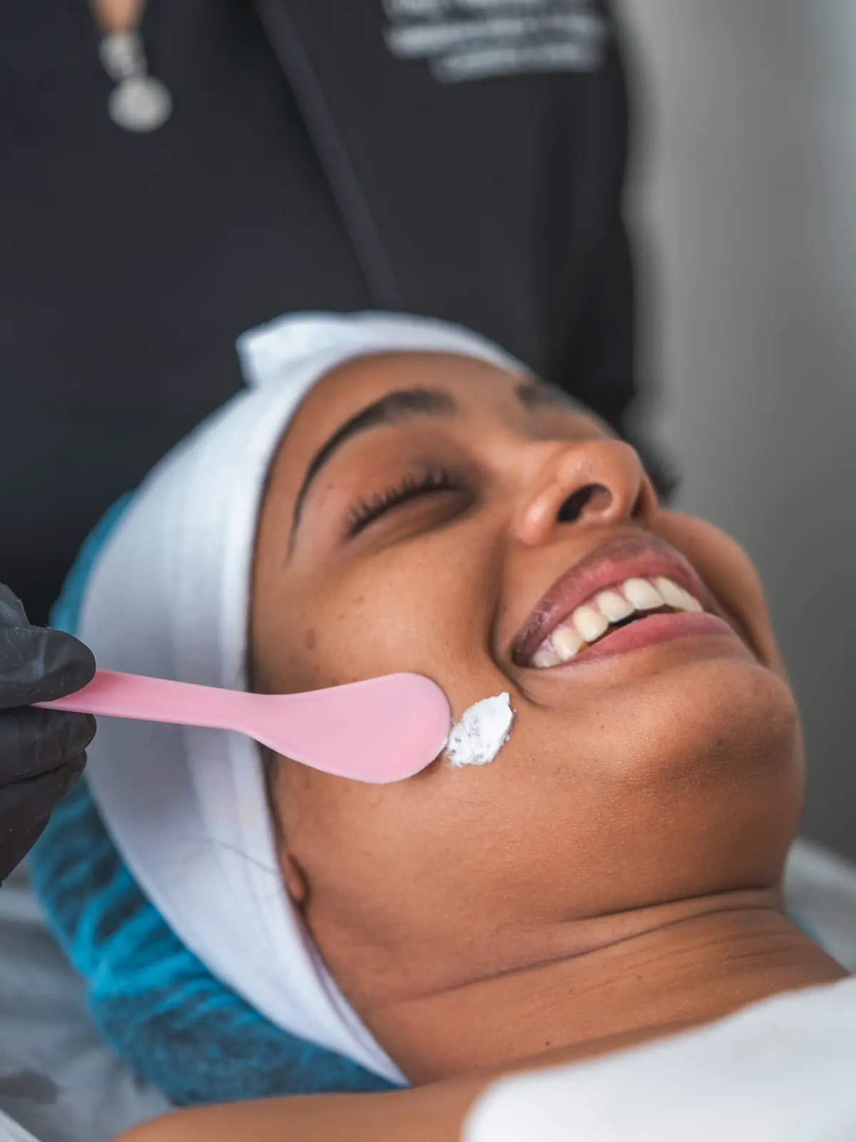 Aplicación de mascarilla con espátula